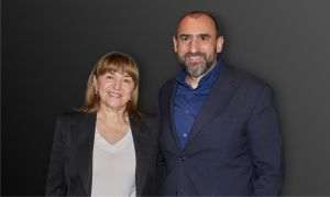 Gabriela Nistor, membru al Consiliului de Administraţie, şi Robert Anghel, director general al băncii Salt Bank.